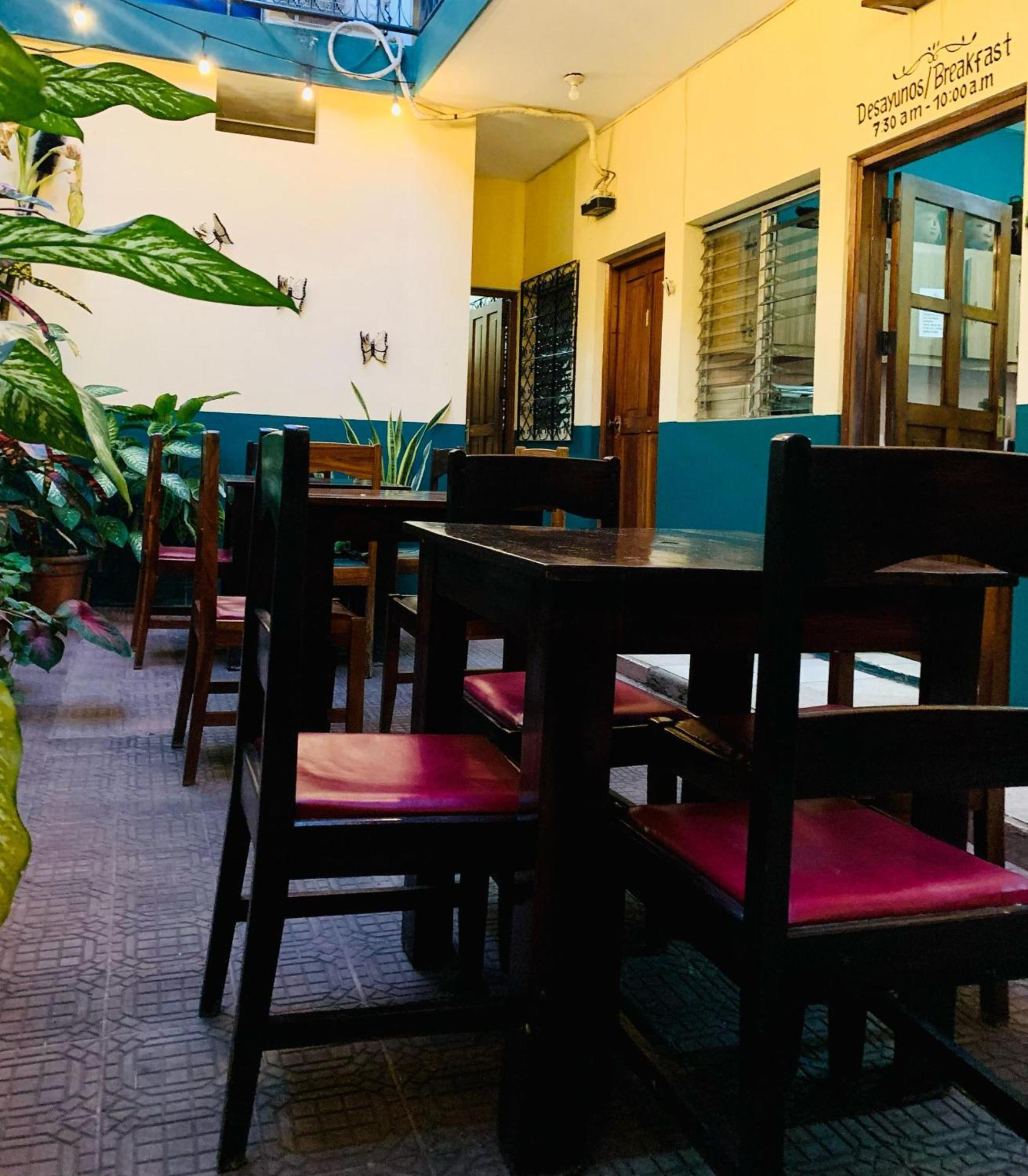 Hostal Fachente Leon Ngoại thất bức ảnh