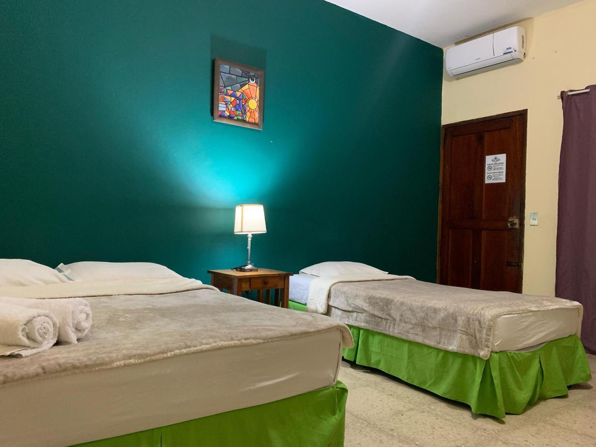 Hostal Fachente Leon Ngoại thất bức ảnh