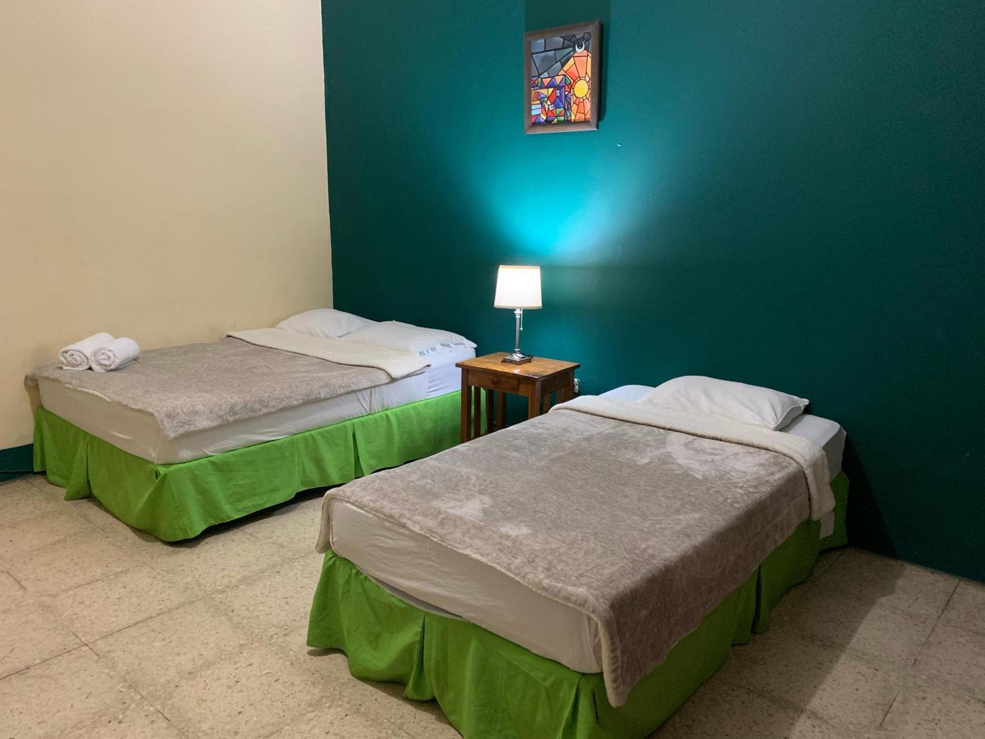 Hostal Fachente Leon Ngoại thất bức ảnh
