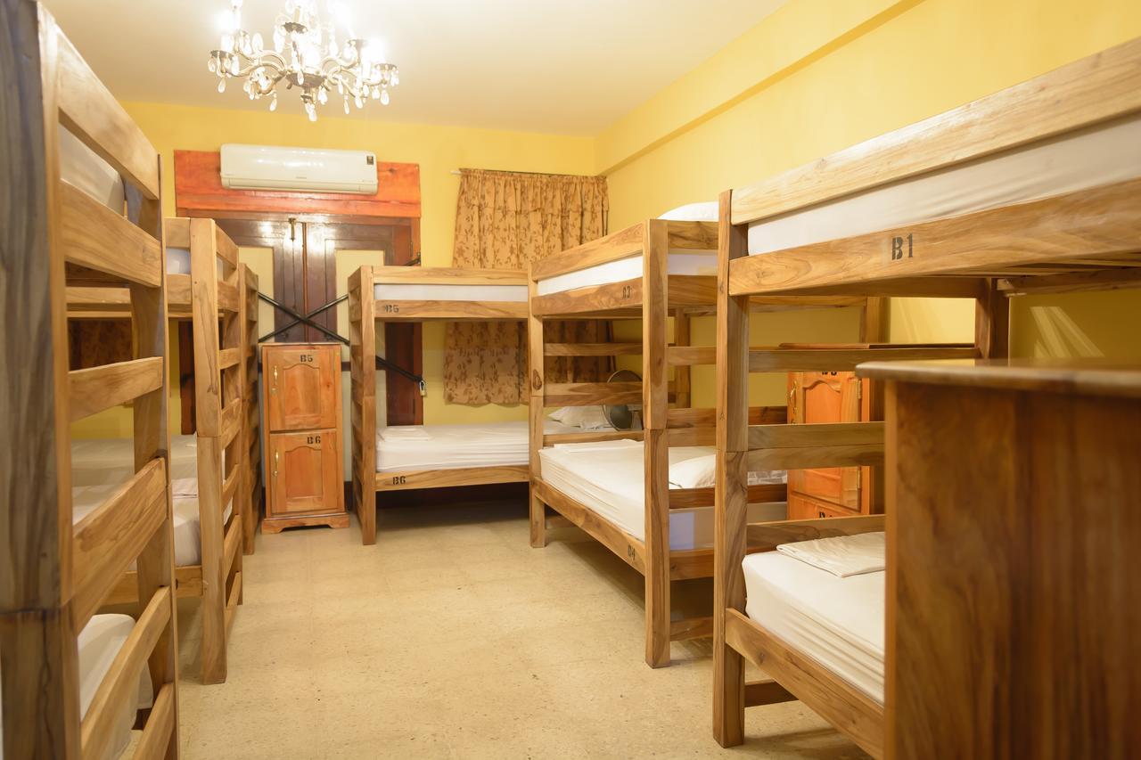 Hostal Fachente Leon Ngoại thất bức ảnh