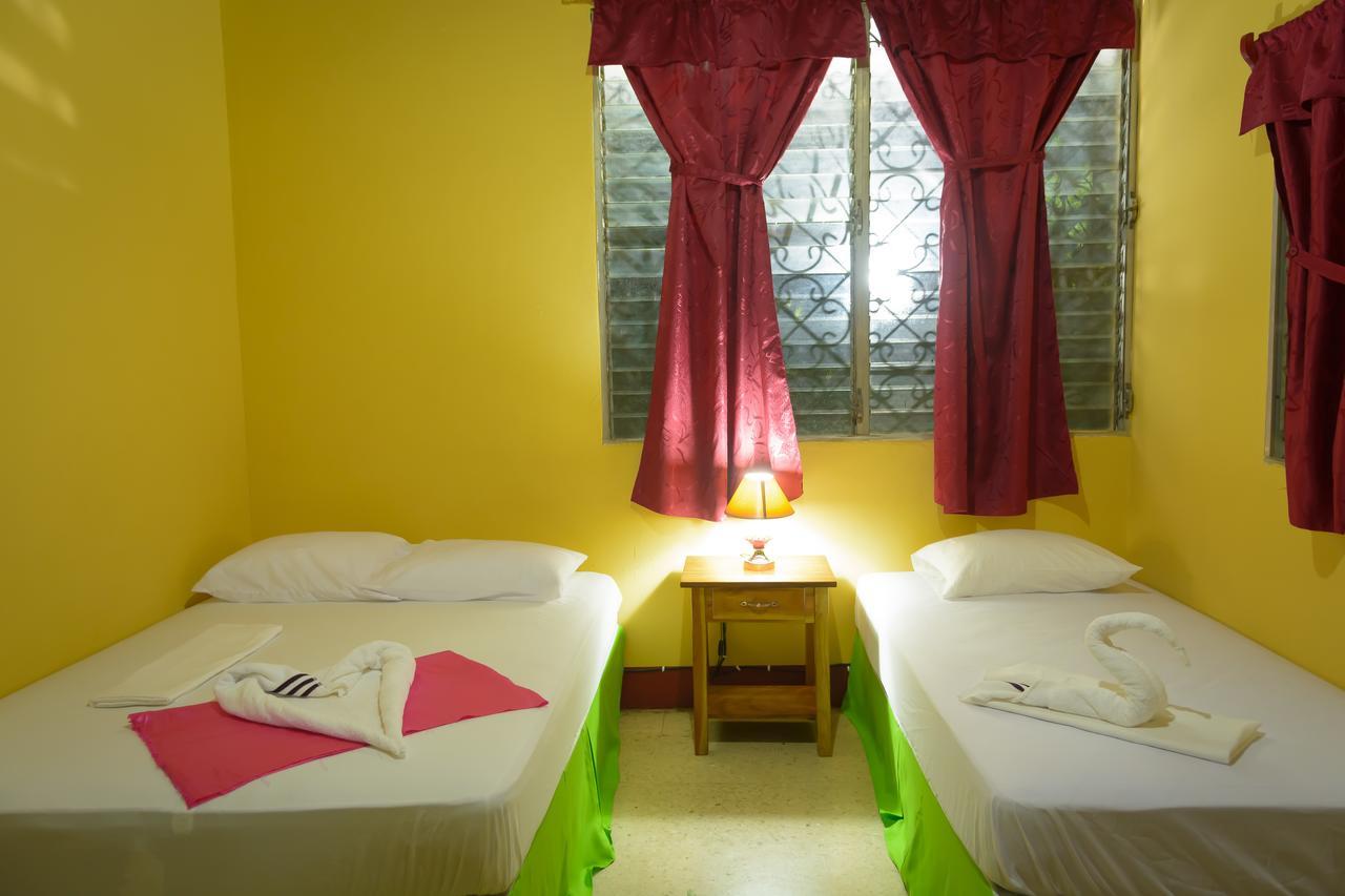 Hostal Fachente Leon Ngoại thất bức ảnh